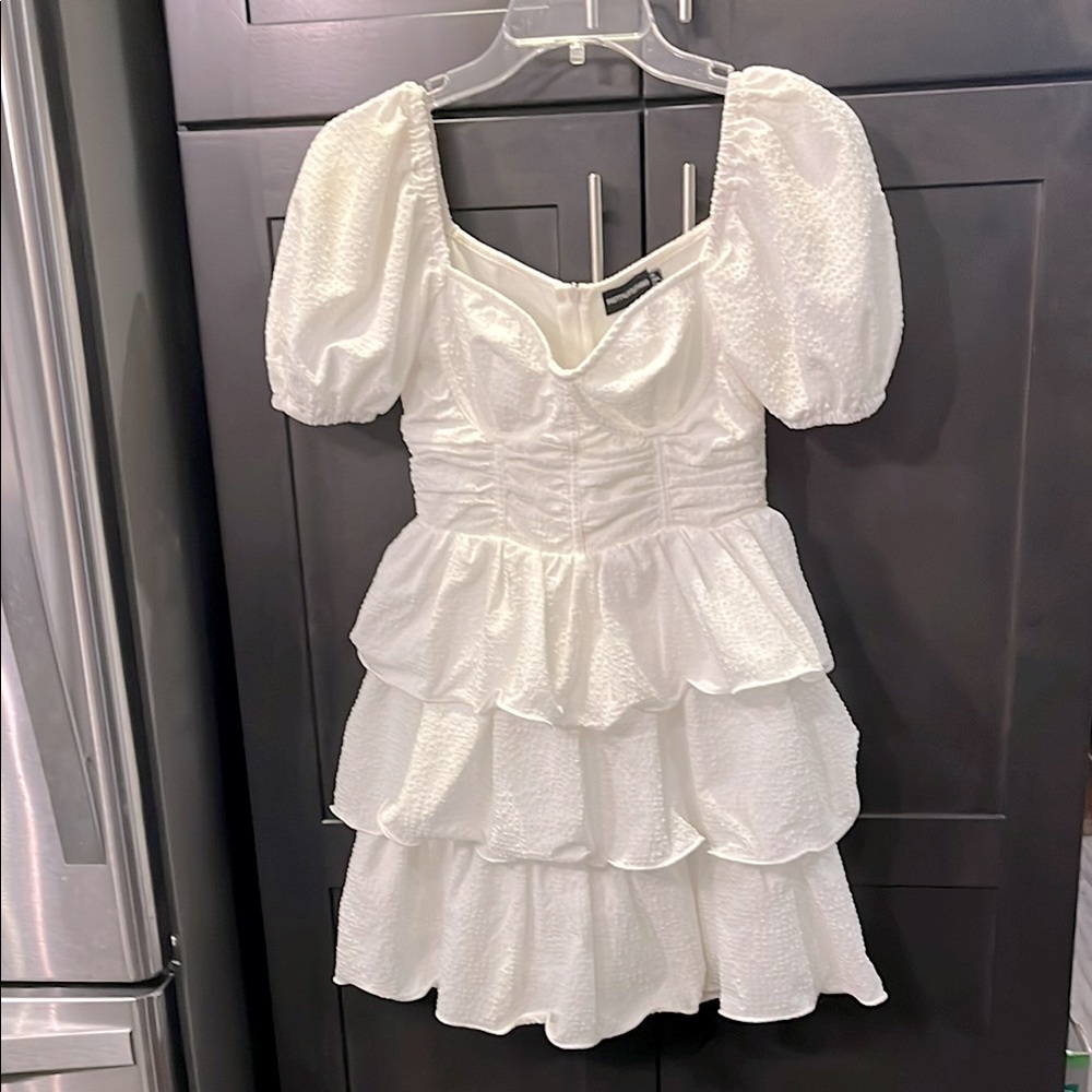 PrettyLittleThing White Dress. Wires under bust. Layers of Fabric. O SALE !!!!